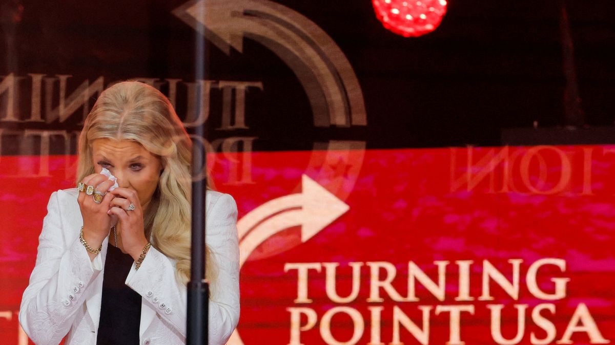 „Víza zrušena“. USA odebírají víza lidem kvůli příspěvkům přejícím smrt Kirkovi